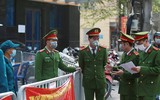 Những hình ảnh ấm lòng ở phố cách ly Trúc Bạch